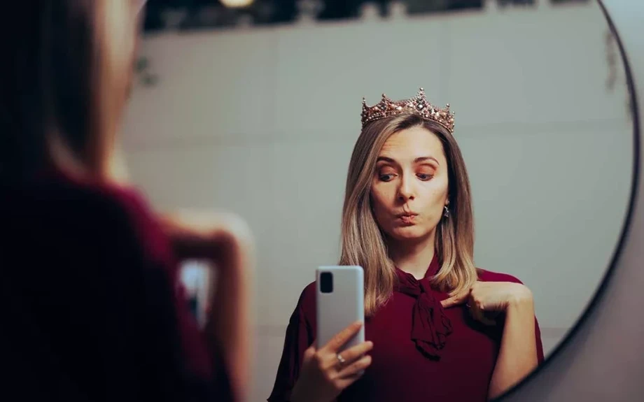 Η μία και μόνη ερώτηση που αποκαλύπτει αν κάποιος είναι ναρκισσιστής, σύμφωνα με εγκληματολόγο