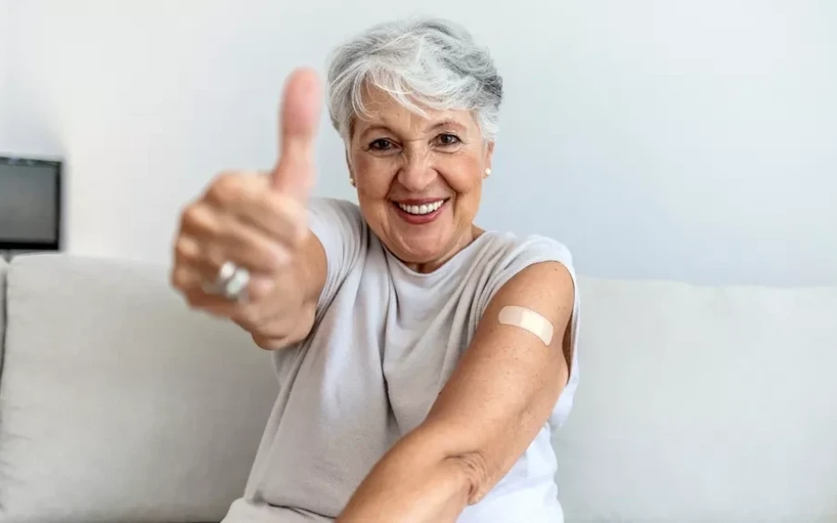 Γιατί τα εμβόλια «δουλεύουν» λιγότερο μετά τα 65; Οι ειδικοί εξηγούν