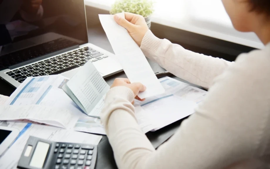 Διπλή ρύθμιση ανάσα για χιλιάδες επαγγελματίες και νοικοκυριά: Τέλος η «ομηρία» από χρέη