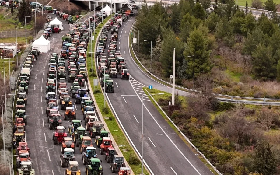 Οι αγρότες από το μπλόκο της Νίκαιας προτείνουν 48ωρο πανελλαδικό μπλακ άουτ μετά τα Θεοφάνεια