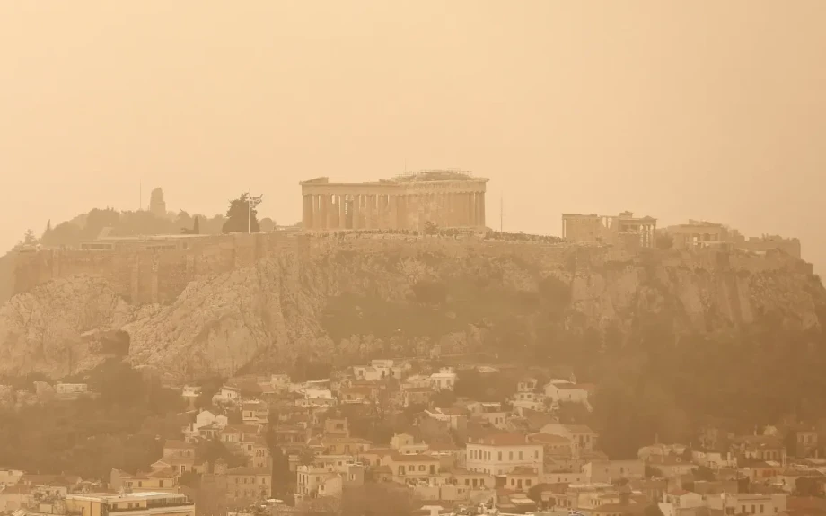 Δυστοπικές εικόνες στην Αθήνα λόγω αφρικανικής σκόνης - Αποπνικτική η ατμόσφαιρα