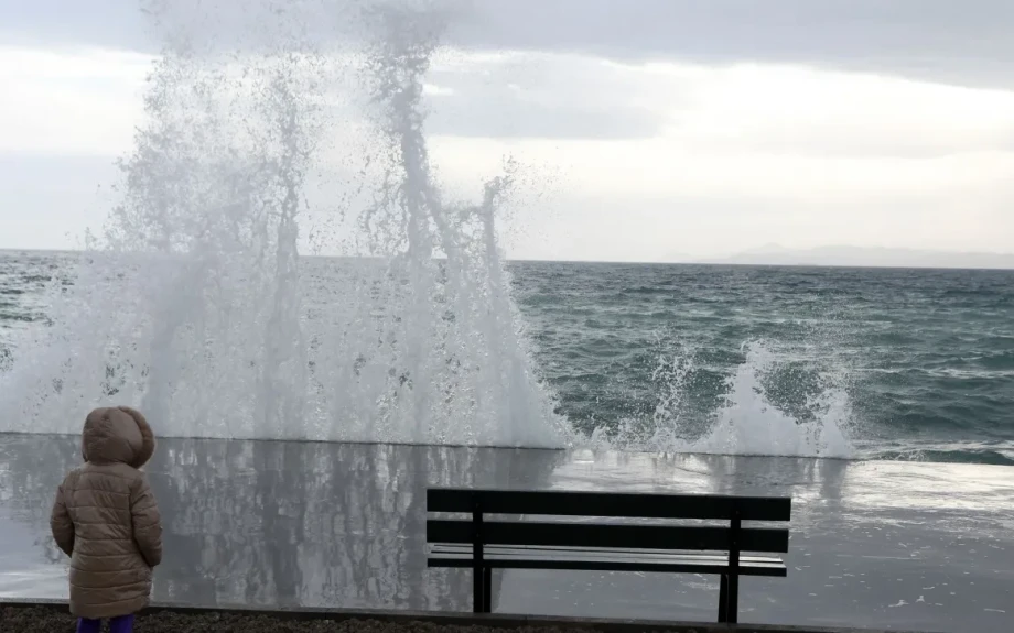 Νέο δελτίο ΕΜΥ: Ισχυρές βροχές, θυελλώδεις άνεμοι μέχρι εννέα μποφόρ και αφρικανική σκόνη