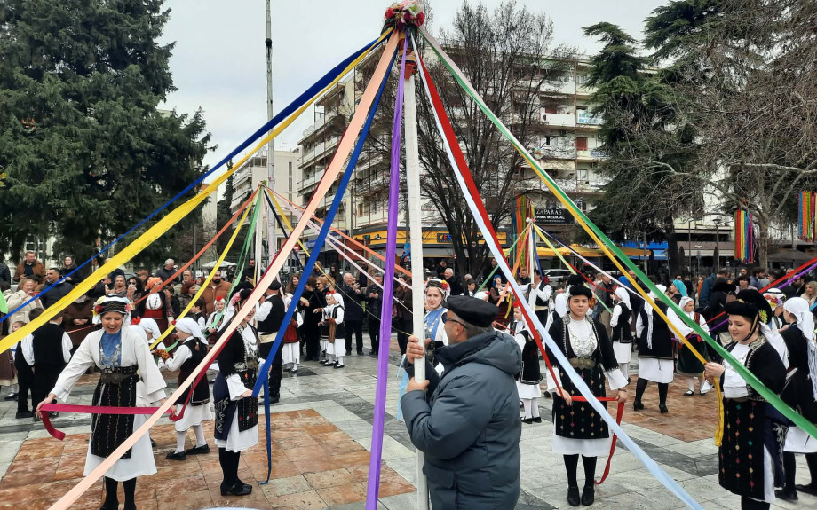 Αποκριάτικο χρώμα και παράδοση από το Δήμο Σερρών και τους πολιτιστικούς συλλόγους με το «Γαϊτανάκι»
