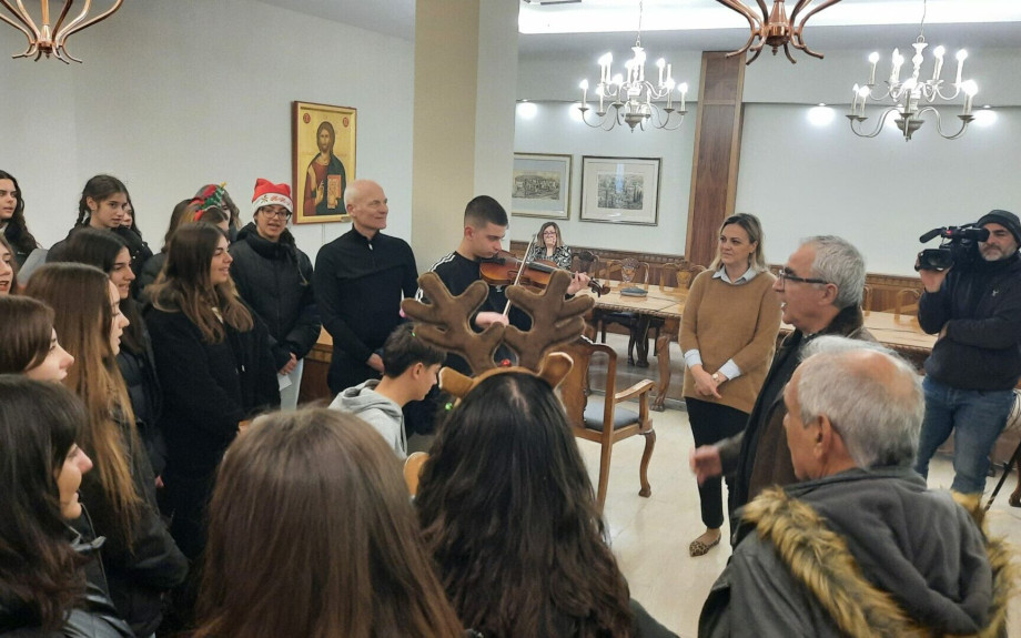Στο Δημαρχείο Σερρών μαθήτριες και μαθητές έψαλαν τα κάλαντα