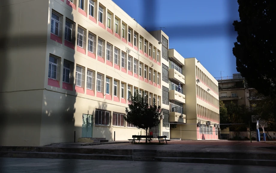 Εκτός σχολικής μονάδας η διευθύντρια του ΕΠΑΛ Χαλανδρίου που έβαζε μαθητές να σκάβουν