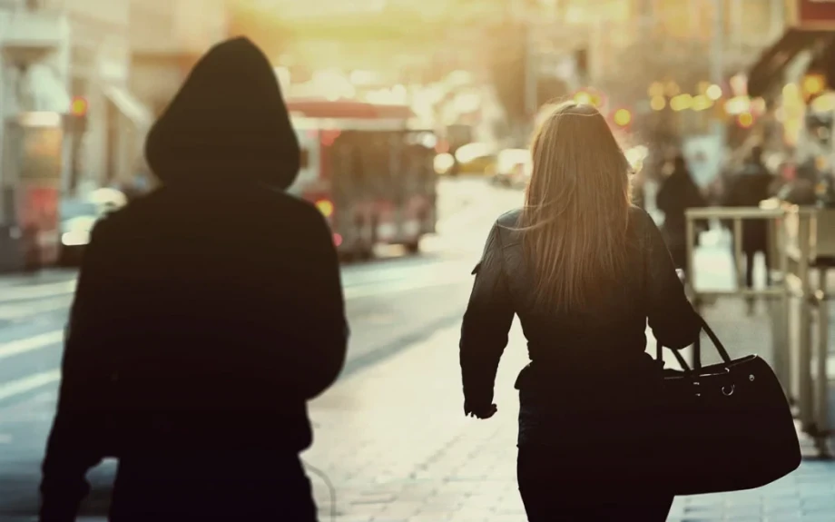 Στη φυλακή 55χρονη stalker: Έγινε η «σκιά» δημοσιογράφου για 15 χρόνια, της έστελνε δώρα και της ζητούσε να βρεθούν