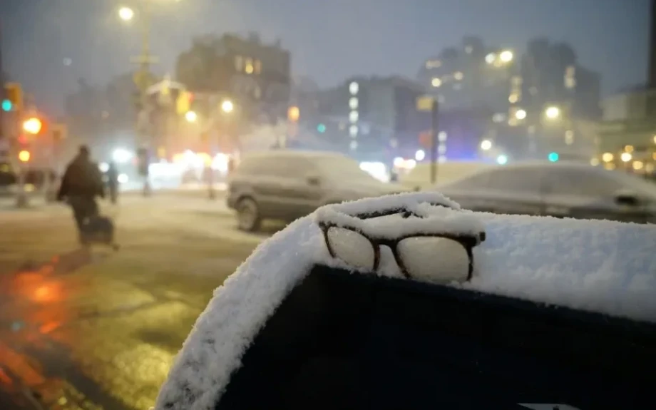 Η Νέα Υόρκη αντιμέτωπη με την ισχυρότερη χιονοθύελλα της 10ετίας: Ακυρώσεις πτήσεων, κλειστά σχολεία