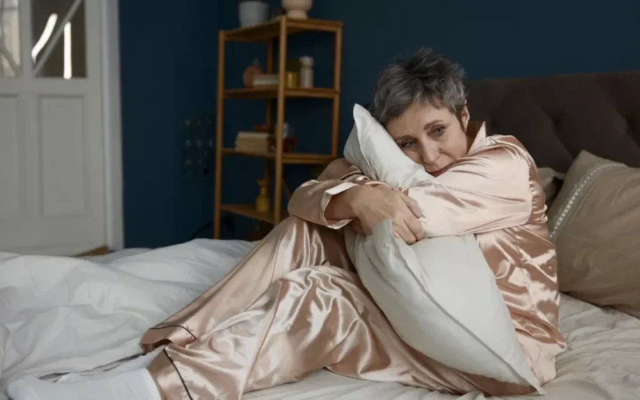Ξυπνάτε κάθε βράδυ στις 3 τα ξημερώματα; Τι φταίει για τον «εφιάλτη» των γυναικών μετά τα 55