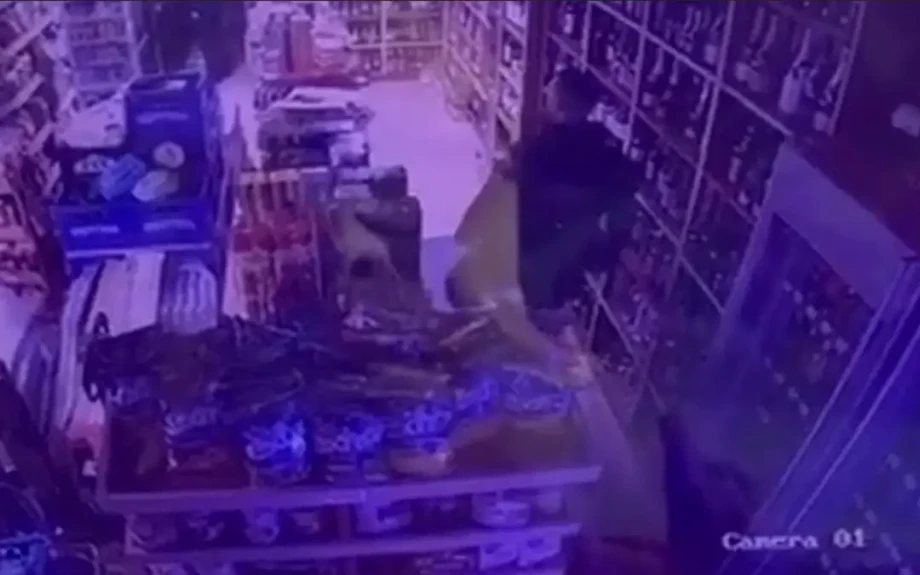 Θεσσαλονίκη: Διαρρήκτες εισέβαλαν σε κάβα – Ένας εντοπίστηκε σφηνωμένος στο φρεάτιο του ασανσέρ