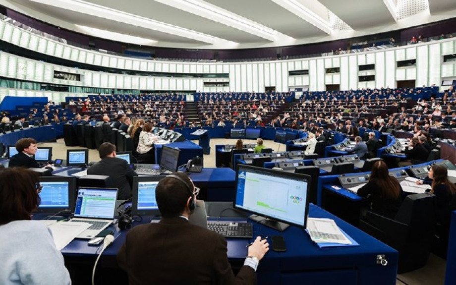 Εγκρίθηκε με ευρεία πλειοψηφία για ένα ασφαλέστερο ψηφιακό περιβάλλον για παιδιά και νέους