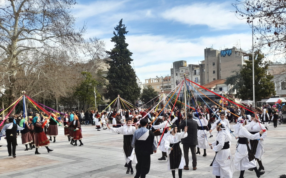 Μαθήτριες και μαθητές «έντυσαν» με χρώμα το κέντρο των Σερρών με το γαϊτανάκι
