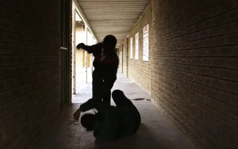 Κοζάνη: Ανήλικοι χτύπησαν με γροθιές συνομήλικό τους και συνελήφθησαν – Έχει τραύματα σε μάτι, πλάτη και χέρια