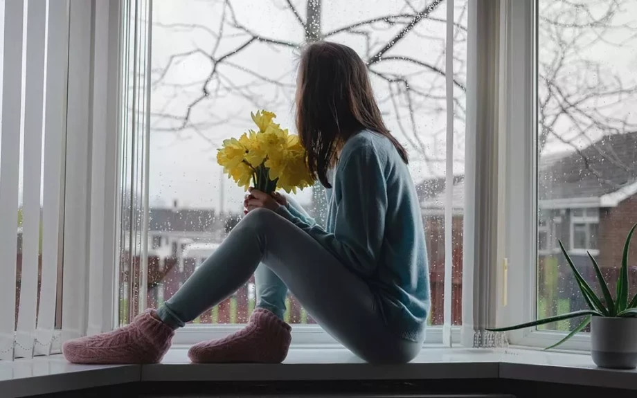 Η μοναξιά καραδοκεί σε όσους βλέπουν τον κόσμο μέσα από ένα αρνητικό φίλτρο