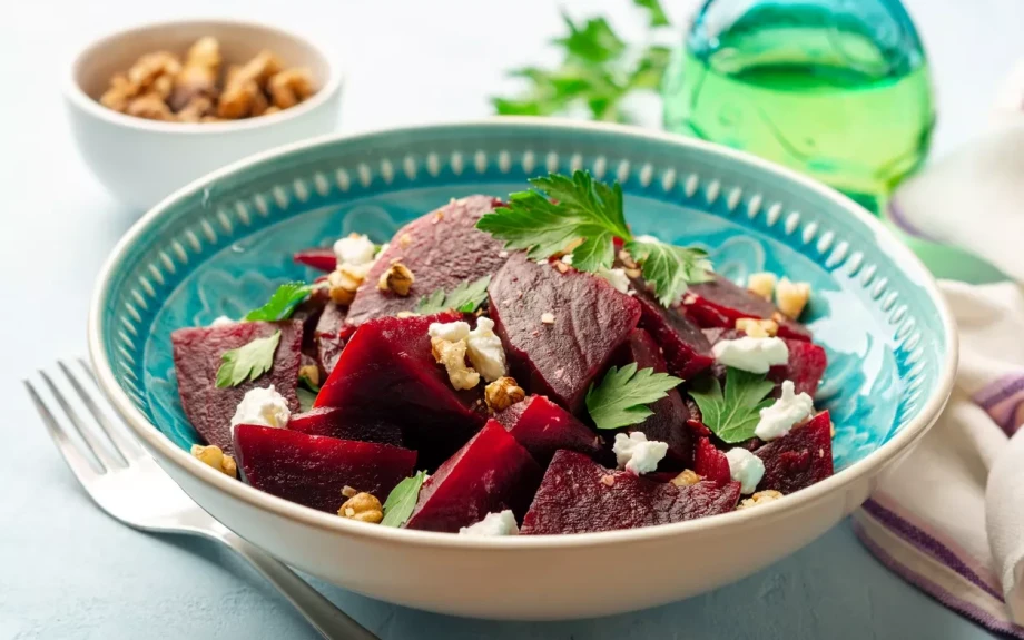 Το κατακόκκινο υπερτρόφιμο που στηρίζει καρδιά, έντερο και αντοχή – Και υπάρχει ήδη στην κουζίνα μας