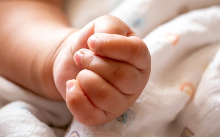 «Το δάγκωναν τα ξαδέρφια του, έπεσε από το καρότσι»: Οι δικαιολογίες της μητέρας του κακοποιημένου βρέφους στον Πύργο που δεν έπεισαν τους γιατρούς