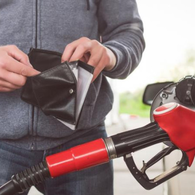 Ανεβαίνει διαρκώς κάθε ημέρα η τιμή της βενζίνης