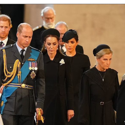 Κέιτ και Μέγκαν: Δίπλα – δίπλα στο φέρετρο της Βασίλισσας Ελισάβετ