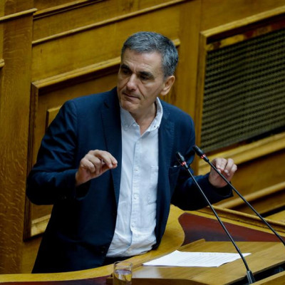 Ευκλείδης Τσακαλώτος: Η κυβέρνηση υποθηκεύει το μέλλον μας για να κάνει δώρα στους φίλους της