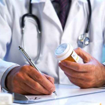 Η κρίση δημιούργησε το πρόβλημα: «Κίνητρο» για επιστροφή των ιατρών το …δίπορτο!