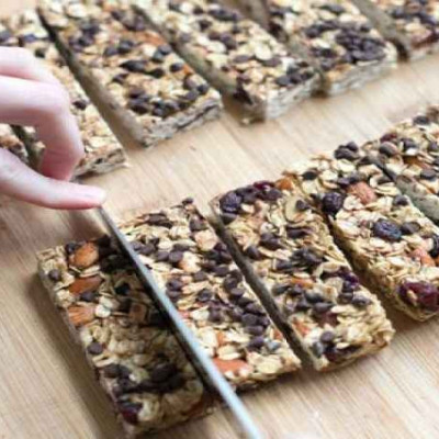 Υγιεινή διατροφή: Συνταγή για 12 γλυκές μπάρες από γκρανόλα