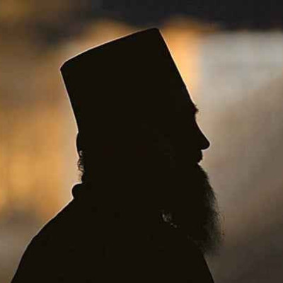 Πανικός στη Σαλαμίνα: Ιερέας σε αμόκ χτύπησε και κλείδωσε πιστούς μέσα σε εκκλησία