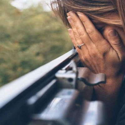 Πως συνεχίζεται η ζωή, σα να μην έγινε τίποτα, με τόσα λόγια ανείπωτα;