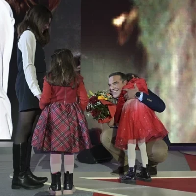 Ανθοδέσμη από την κόρη του Νικολαίδη στα χέρια του Τσίπρα!