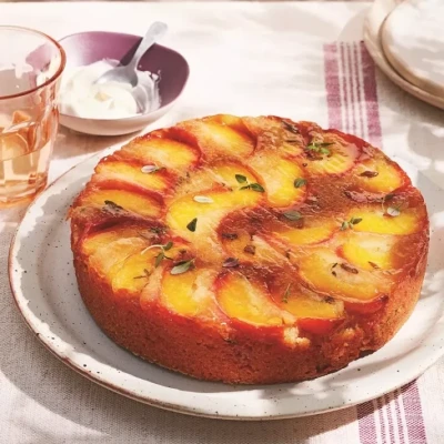 Αναποδογυριστό κέικ με ροδάκινα και θυμάρι