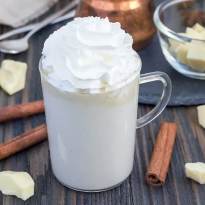 Λευκή ζεστή σοκολάτα ρόφημα έτοιμη σε 10’