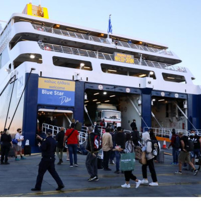 Απίστευτο περιστατικό: Άφησαν έξω από το πλοίο μητέρα με δυο παιδιά γιατί δεν είχε πιστοποιητικά ότι ήταν δικά της