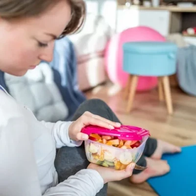 Δύο απλούστατα σπιτικά tips για να μην μαυρίζουν τα φρούτα μας στο τάπερ