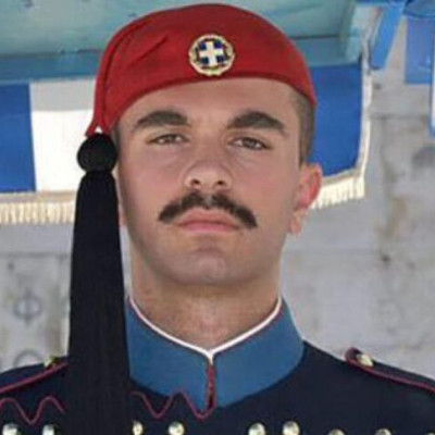 Συγκίνηση: Ευζωνας παρήλασε φορώντας την φουστανέλα του αδικοχαμένου Σπύρου Θωμά