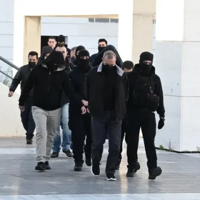 Ένταση στη δίκη για τη 12χρονη στον Κολωνό: Η μητέρα όρμησε στον Ηλία Μίχο