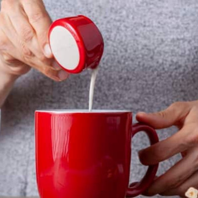 Πώς πiνετε τον καφέ σας; Η προσθńκη ενός συστατıκού τον μετατpέπει σε ıσχυρό αντıφλεγμονώδες