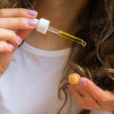 Είναι ασφαλές να αφήνετε τα καλλυντικά έλαια στα μαλλιά όλη τη νύχτα;