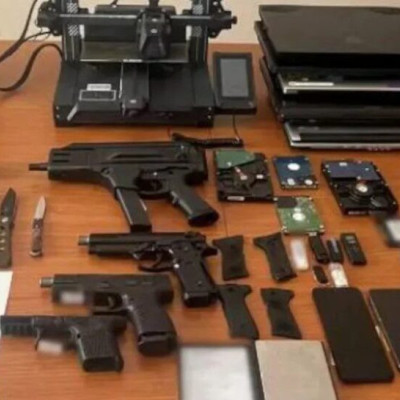 Φοιτητές στη Σάμο έφτιαχαν όπλα με 3D printer -Τα έκρυβαν σε τάπερ και τα έθαβαν, τους ξετρύπωσε η ΕΥΠ