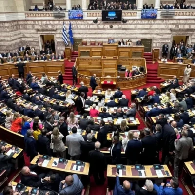 Πέρασε με 176 «Ναι» το νομοσχέδιο για τα ομόφuλα ζευγάρια