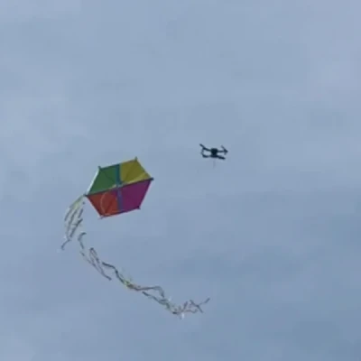 Καθαρά Δευτέρα: Παρέα στα Τρίκαλα σήκωσε χαρταετό με drone – Δείτε βίντεο