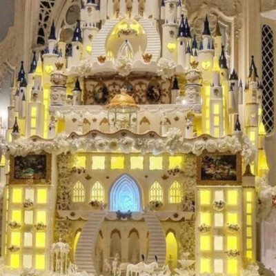 Νύφη στην Αγγλία ξόδεψε 13.000 λίρες για θεόρατη τούρτα σαν κάστρο -Κιτς, είχε ακόμη και φωτάκια [εικόνες]