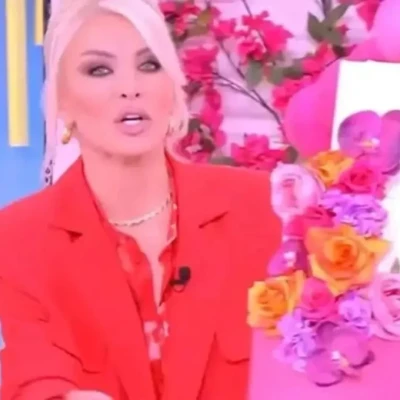 Γενέθλια στο πλατό για την Κατερίνα Καινούργιου – «Από τον Κοκλώνη να φανταστώ η ανθοδέσμη, από γκόμενο αποκλείεται» Γενέθλια στο πλατό για την Κατερίνα Καινούργιου – «Από τον Κοκλώνη να φανταστώ η ανθοδέσμη, από γκόμενο αποκλείεται»