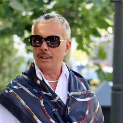 Λάκης Γαβαλάς: «Έχω πέσει στα πατώματα μόνο από τακούνια ψηλά, όχι από έρωτα»