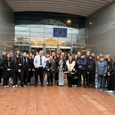 Με πρωτοβουλία του Σάκη Αρναούτογλου, μαθητές από Φαρκαδόνα, Κομοτηνή και Κίμωλο «Αποκτούν φωνή» στο Ευρωπαϊκό Κοινοβούλιο