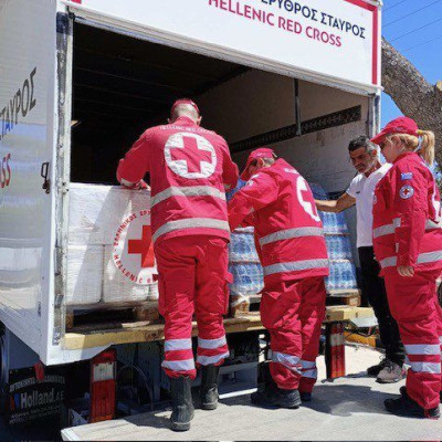 O Ελληνικός Ερυθρός Σταυρός διένειμε 3.000 μπουκάλια εμφιαλωμένο νερό στους πυρόπληκτους