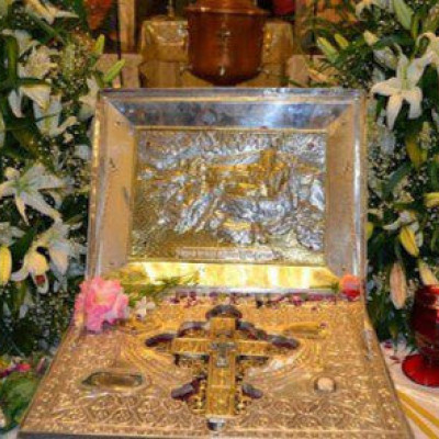 Στον Ιερό Ναό Τιμίου Σταυρού Σερρών η υποδοχή του Άρραφου Χιτώνος και Τιμίου Ξύλου από τη Μονή Παντοκράτορος του Αγίου Όρους