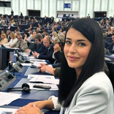 Κερδίζει έδαφος η Αφροδίτη Λατινοπούλου μαζί με Λε Πεν, Όρμπαν,  Σαλβίνι, και Βίλντερς