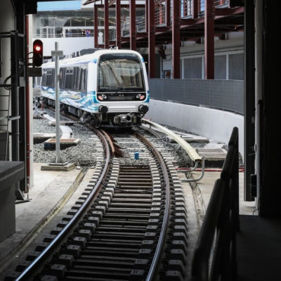 Με αφορμή την παρουσία του πρωθυπουργού στο Μετρό, ειδησεογραφικά συνεργεία επιβιβάστηκαν, σε συρμό του Μετρό στην Θεσσαλονίκη και πραγματοποίησαν τη διαδρομή όλης της βασικής γραμμής η οποία ξεκινάει από τον σταθμό Νέο Σιδηροδρομικό Σταθμό και καταλήγει 