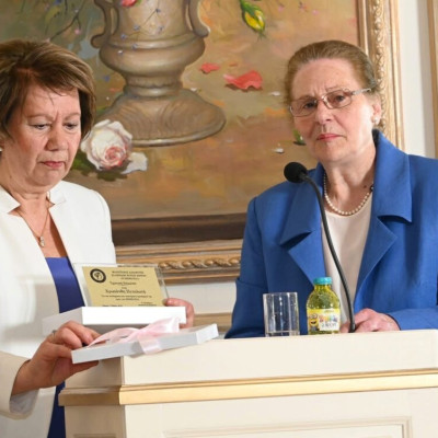 Από την ΕΜΜΕΛΕΙΑ απονομή τιμητικής Πλακέτας στην κα Χρυσάνθη Πεταλωτή