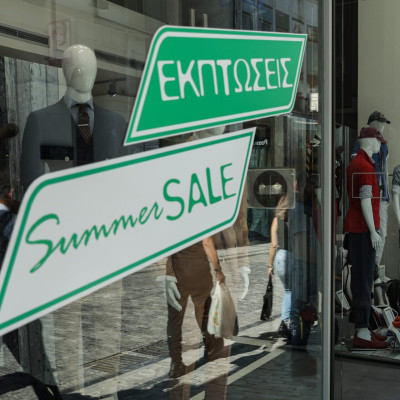 Λιανεμπόριο: Αντίστροφη μέτρηση για την έναρξη των θερινών εκπτώσεων – Οι προσδοκίες και οι «παγίδες»
