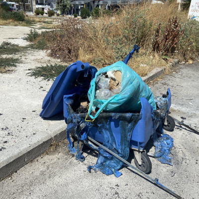 Μπλε κάδοι καίγονται καθημερινά στην πόλη των Σερρών