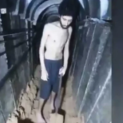 Σοκ με τα βίντεο υποσιτισμένου ομήρου της Χαμάς- Σκάβει τον τάφο του σε τούνελ